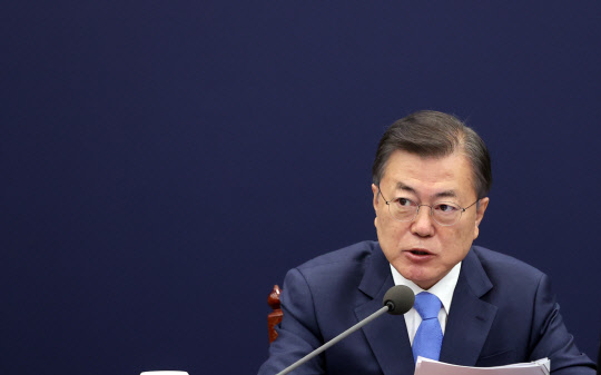 문재인 대통령이 15일 청와대에서 열린 수석·보좌관 회의에서 발언하고 있다.  연합뉴스